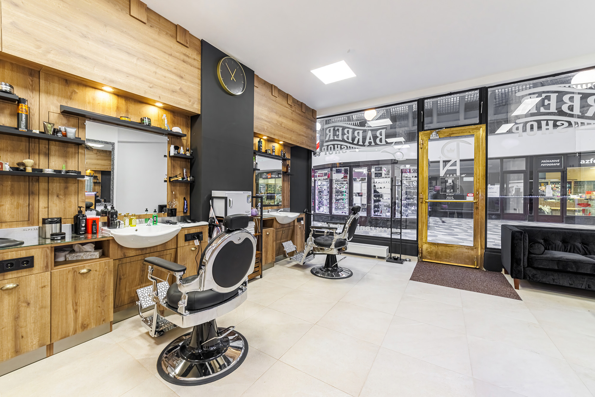 Křesla v RANI Barbershop